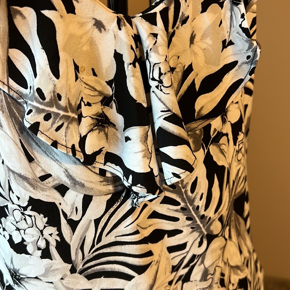 White House, Black market tank top with ruffle - Picture 2 of 3